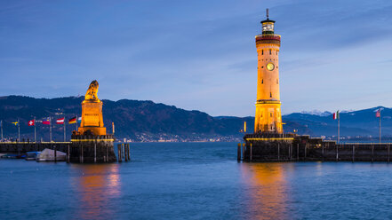 Deutschland, Bayern, Lindau, Bodensee, Hafeneinfahrt mit bayerischem Löwe am Abend - WGF000798