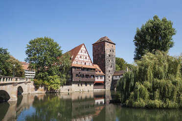 Deutschland, Bayern, Nürnberg, Altstadt, Maxbrücke, Weinstadl und Wasserturm, Pegnitz - GWF004551