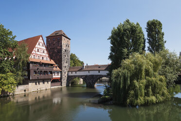 Deutschland, Bayern, Nürnberg, Altstadt, Maxbrücke, Weinstadl und Wasserturm, Pegnitz - GWF004553