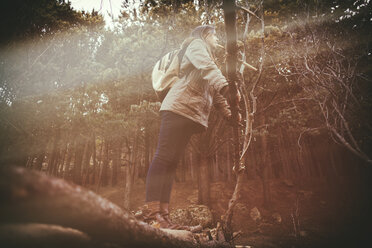Junge Frau steht auf einer Holzbrücke - KIJF000067