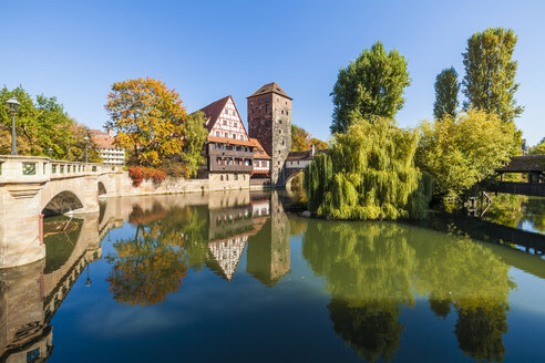 Deutschland, Bayern, Nürnberg, Altstadt, Maxbrücke, Weinstadel, Wasserturm und Pegnitz - WDF003487