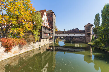 Deutschland, Bayern, Nürnberg, Altstadt, Weinstadel, Wasserturm und Pegnitz - WDF003489