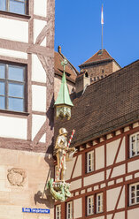 Deutschland, Nürnberg, Pilatushaus mit Figur des Heiligen Georg - WDF003494