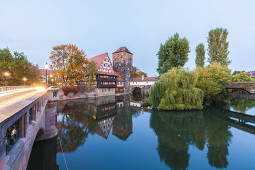 Deutschland, Bayern, Nürnberg, Altstadt, Maxbrücke, Weinstadel, Wasserturm und Henkersteg am Abend - WDF003495