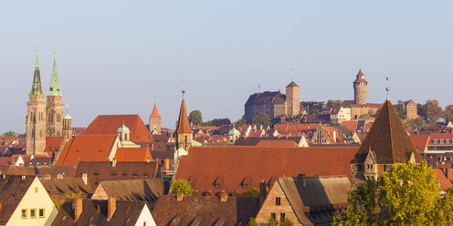 Germany, Bavaria, Nuremberg, Old town, cityscape with Sebaldus Church and Nuremberg Castle and Depor's prison right - WD003497