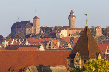 Germany, Bavaria, Nuremberg, Old town, cityscape with Nuremberg Castle and Debtor's prison right - WD003498