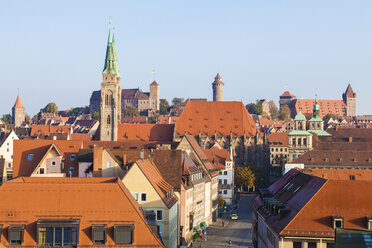 Deutschland, Bayern, Nürnberg, Altstadt, Stadtbild mit Sebalduskirche und Kaiserburg - WD003500