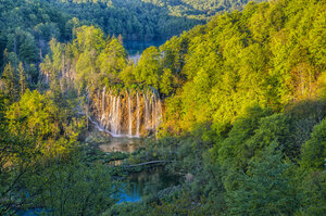 Kroatien, Nationalpark Plitvicer Seen, Wasserfall und See - LOMF000154