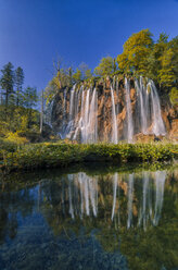 Kroatien, Nationalpark Plitvicer Seen, Wasserfall und See - LOMF000155