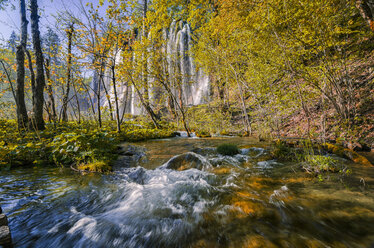Kroatien, Nationalpark Plitvicer Seen, Wasserfall und See - LOMF000157