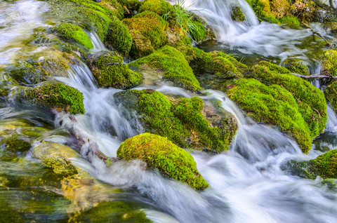 Kroatien, Nationalpark Plitvicer Seen, Wasserfall in den Felsen, lizenzfreies Stockfoto