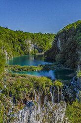 Kroatien, Nationalpark Plitvicer Seen, Wasserfall und See - LOMF000161