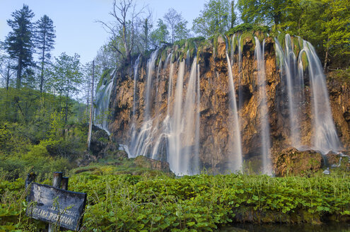 Kroatien, Nationalpark Plitvicer Seen, Wasserfall - LOMF000162