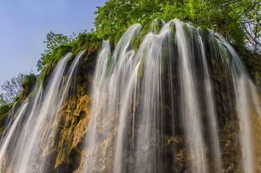 Kroatien, Nationalpark Plitvicer Seen, Wasserfall - LOMF000164