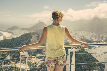 Brasilien, Frau schaut vom Zuckerhut auf Rio de Janeiro hinunter - MFF002518