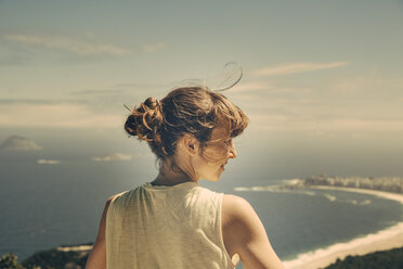 Brazil, Woman looking down onto Copacabana of Rio de Janeiro from Sugarloaf Mountain - MFF002519