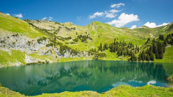 Deutschland, Bayern, Allgäuer Alpen, Blick auf den Seealpsee - WGF000801