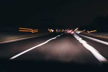 Italien, Udine, Fahrt bei Nacht auf der Autobahn - MAUF000162