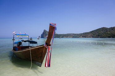 Thailand, Insel Koh Phi Phi, Andamanisches Meer, Longtailboot - MAUF000171