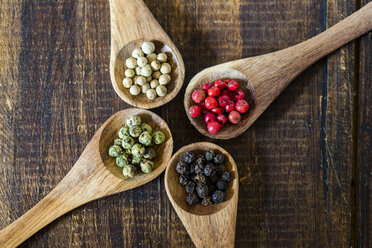 Four wooden spoons of different peppercorns - SARF002413