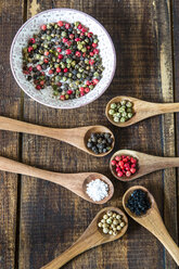 Wooden spoons of different peppercorns and Hawaiian lava salt and berg crystal salt - SARF002414