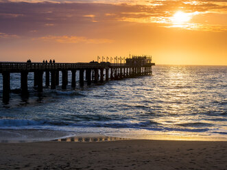 Namibia, Namib-Wüste, Swakopmund, Blick auf Steg und Atlantik bei Sonnenuntergang - AMF004588