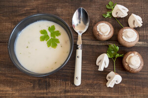 Pilzcremesuppe in einer Schüssel - SARF002419