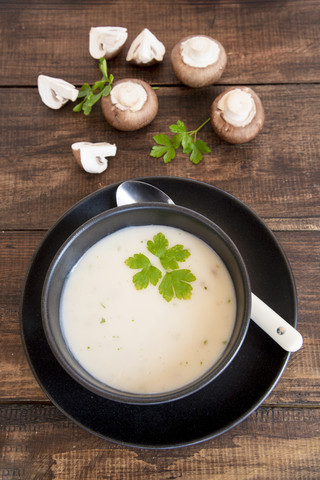 Pilzcremesuppe in einer Schüssel, lizenzfreies Stockfoto