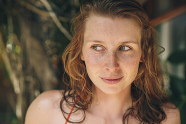 Brazil, Porto Seguro, portrait of curious woman with red hair and freckles - MFF002557