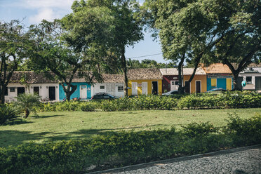 Brasilien, Arraial d'Ajuda, Blick auf eine Reihe von Einfamilienhäusern - MFF002561