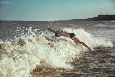 Brasilien, Bahia, Mann springt in die Wellen - MFF002564