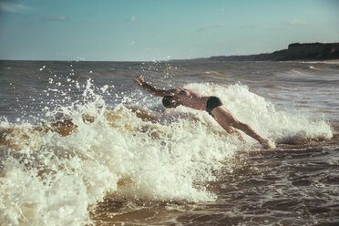 Brazil, Bahia, man jumping into the waves - MFF002564