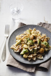 Dish of Brussels sprouts with sweet chestnuts and whole-grain noodles - EVGF002575