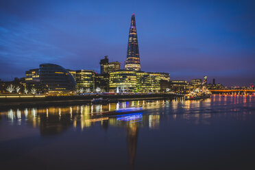 Vereinigtes Königreich, England, London, Skyline mit Townhall und The Shard am Abend - KEBF000307