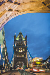 Vereinigtes Königreich, England, London, Tower Bridge und Verkehr am Abend - KEBF000308