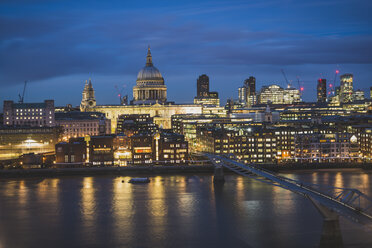 United Kingdom, England, London, St Paul's Cathedral und Millennium Bridge - KEBF000314