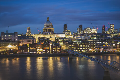 Vereinigtes Königreich, England, London, St Paul's Cathedral und Millennium Bridge - KEBF000314