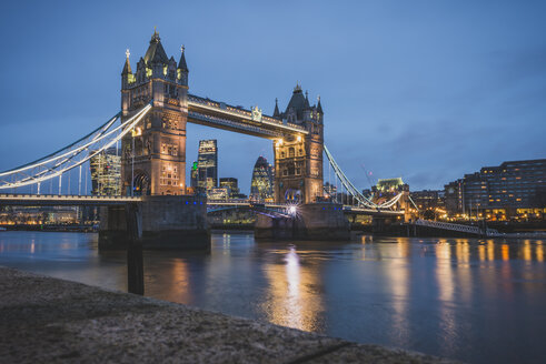 Vereinigtes Königreich, England, London, Tower bridge in the evening - KEBF000315