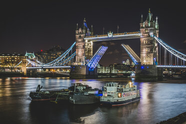 Vereinigtes Königreich, England, London, Tower Bridge bei Nacht - KEB000316