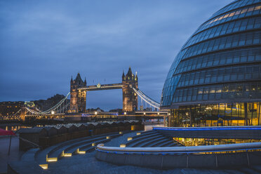 Vereinigtes Königreich, England, London, Queen's Walk, City Hall und Tower Bridge am Abend - KEBF000317