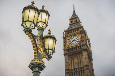 Vereinigtes Königreich, England, London, Straßenbeleuchtung und Big Ben - KEBF000322
