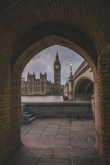 Vereinigtes Königreich, England, London, Westminster Bridge und Westminster Palace in den Abendstunden - KEBF000325