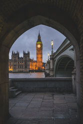 Vereinigtes Königreich, England, London, Westminster Bridge und Westminster Palace in den Abendstunden - KEBF000326