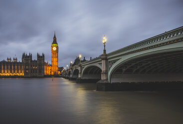 United Kingdom, England, London, Westminster Bridge und Westminster Palace in the evening - KEBF000327