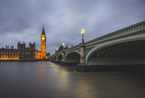 Vereinigtes Königreich, England, London, Westminster Bridge und Westminster Palace in den Abendstunden - KEBF000327