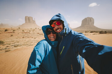 Selfie eines Paares im Monument Valley in Utah - GIOF000598