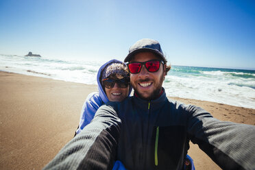 Selfie eines Paares an der Pazifikküste in Kalifornien - GIOF000600