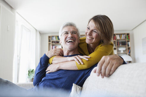 Portrait of laughing couple in the living room - RBF003753