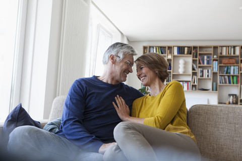 Glückliches Paar im Wohnzimmer, lizenzfreies Stockfoto