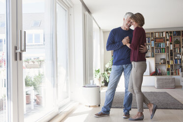 Happy couple at home - RBF003774